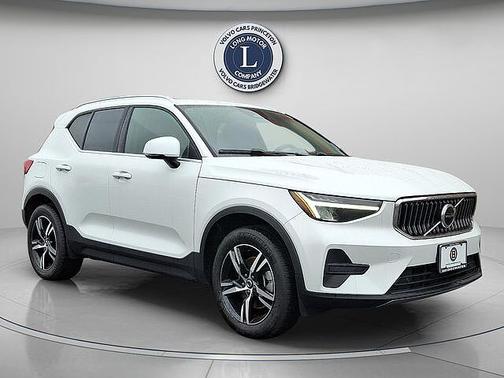 Crystal White 2025 Volvo XC40 Core