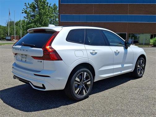2026 Volvo XC60 B5 Plus