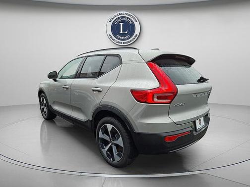 Silver Dawn 2025 Volvo XC40 Plus