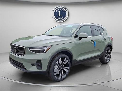 2025 Volvo XC40 B5 Ultra Bright Theme