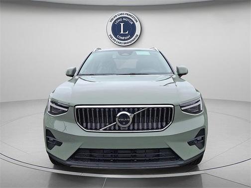2025 Volvo XC40 B5 Ultra Bright Theme