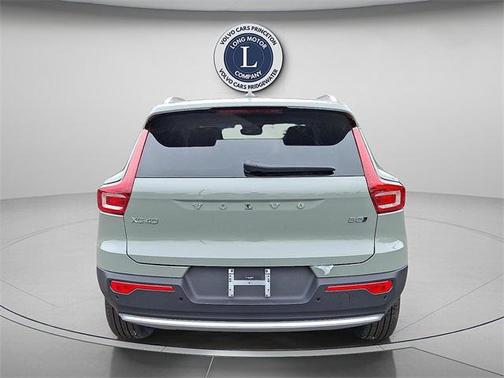 2025 Volvo XC40 B5 Ultra Bright Theme