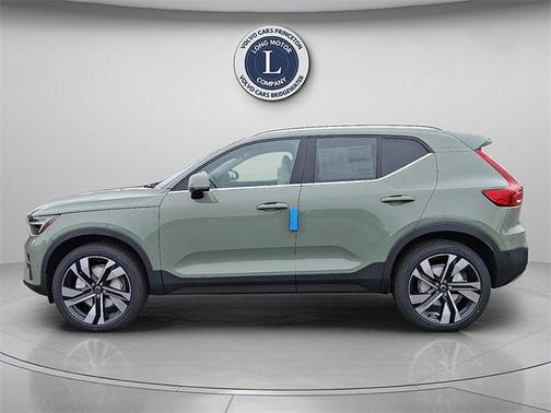 2025 Volvo XC40 B5 Ultra Bright Theme