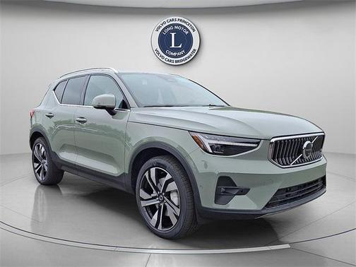 2025 Volvo XC40 B5 Ultra Bright Theme