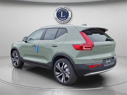 2025 Volvo XC40 B5 Ultra Bright Theme