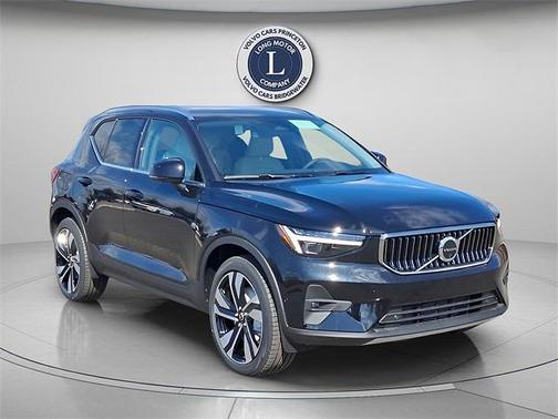 2025 Volvo XC40 B5 Ultra Bright Theme