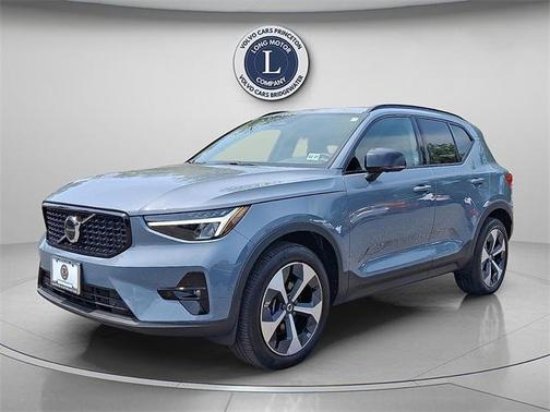 2023 Volvo XC40 B5 Ultimate Dark Theme