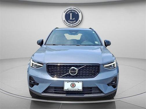 2023 Volvo XC40 B5 Ultimate Dark Theme
