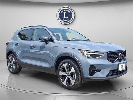 2023 Volvo XC40 B5 Ultimate Dark Theme