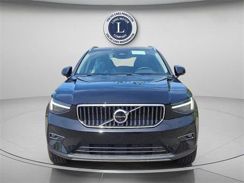 2025 Volvo XC40 B5 Ultra Bright Theme