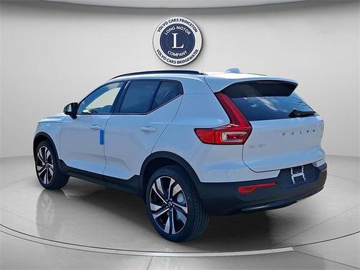 2025 Volvo XC40 B5 Plus Dark Theme