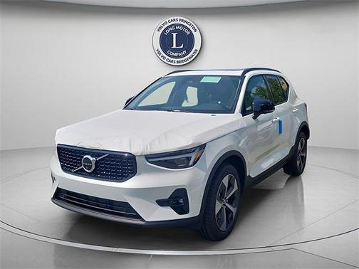2025 Volvo XC40 B5 Plus Dark Theme