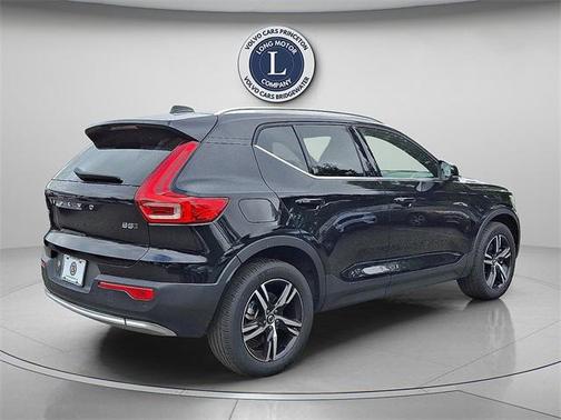 2025 Volvo XC40 B5 Core Bright Theme