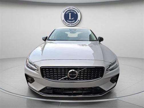 2024 Volvo S60 B5 Core Dark Theme
