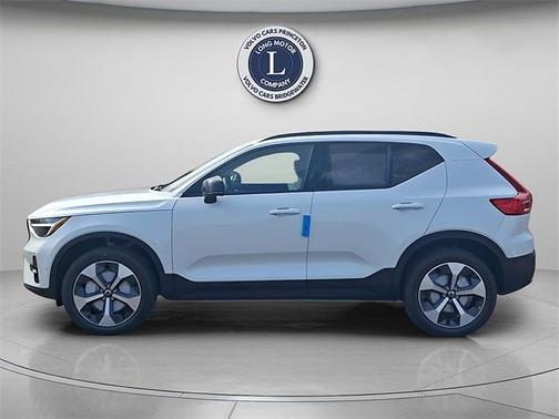 2025 Volvo XC40 B5 Plus Dark Theme