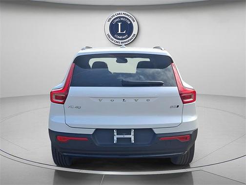 2025 Volvo XC40 B5 Plus Dark Theme