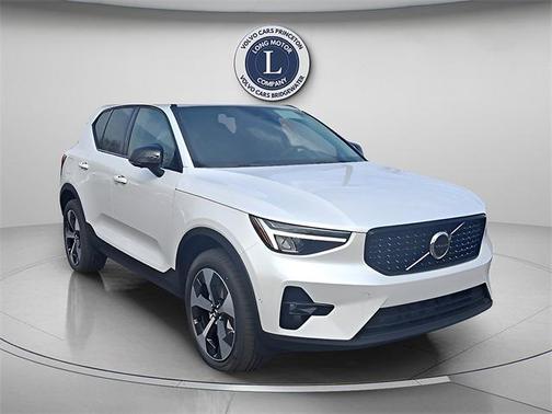 2025 Volvo XC40 B5 Plus Dark Theme