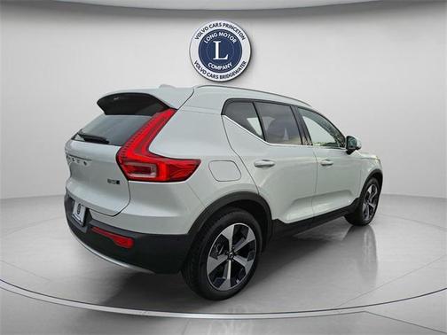 2025 Volvo XC40 B5 Plus Bright Theme