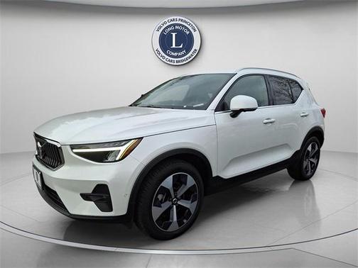 2025 Volvo XC40 B5 Plus Bright Theme