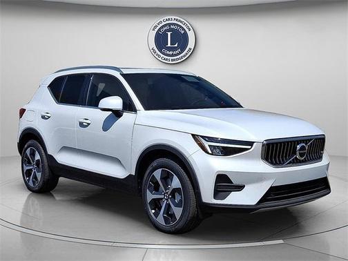 2025 Volvo XC40 B5 Core Bright Theme