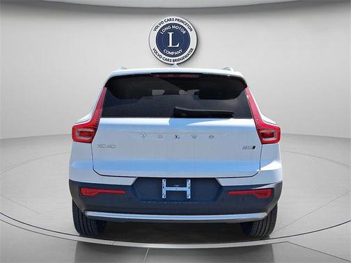 2025 Volvo XC40 B5 Core Bright Theme