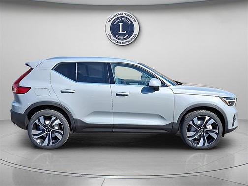 2025 Volvo XC40 B5 Plus Bright Theme