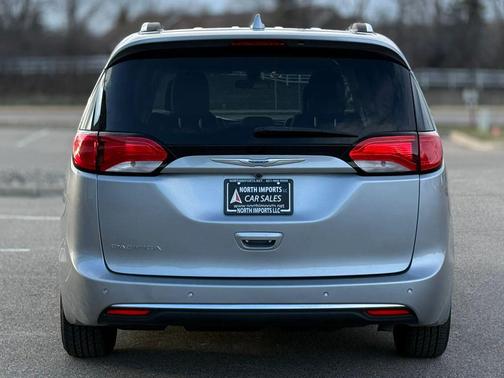 Billet Silver Metallic Clearcoat 2018 Chrysler Pacifica Touring-L