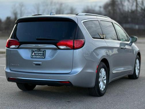 Billet Silver Metallic Clearcoat 2018 Chrysler Pacifica Touring-L