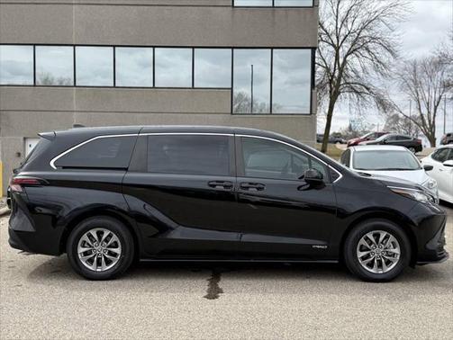 2021 Toyota Sienna LE