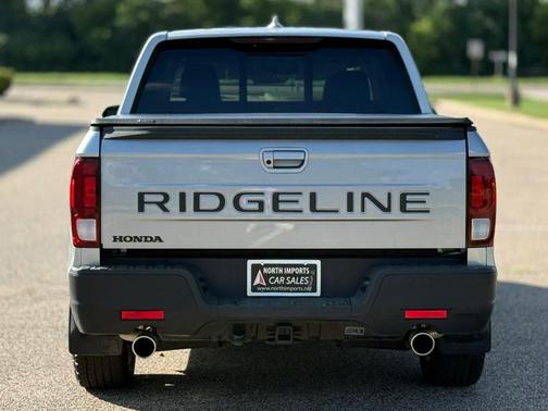 Silver 2024 Honda Ridgeline RTL