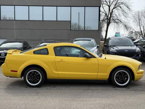 2005 Ford Mustang Deluxe