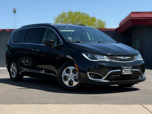 Brilliant Black Crystal Pearlcoat 2019 Chrysler Pacifica Hybrid Touring L
