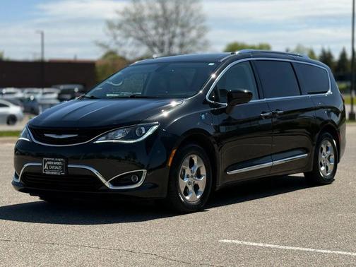 Brilliant Black Crystal Pearlcoat 2019 Chrysler Pacifica Hybrid Touring L