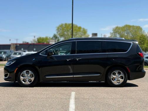 Brilliant Black Crystal Pearlcoat 2019 Chrysler Pacifica Hybrid Touring L
