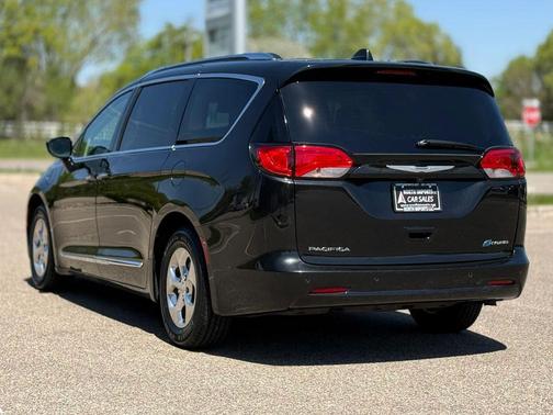 Brilliant Black Crystal Pearlcoat 2019 Chrysler Pacifica Hybrid Touring L