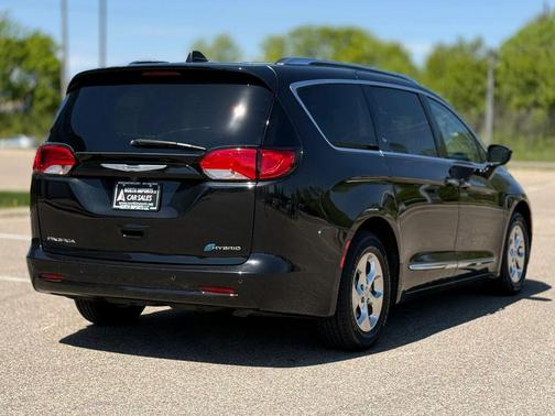 Brilliant Black Crystal Pearlcoat 2019 Chrysler Pacifica Hybrid Touring L