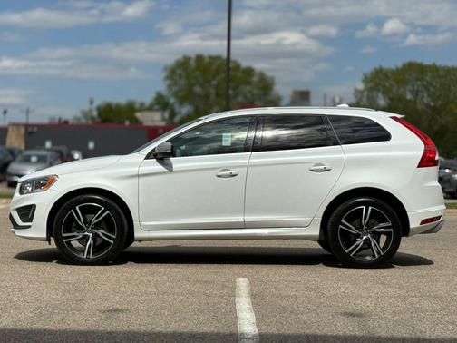 Crystal White Pearl Metallic 2017 Volvo XC60 T6 R-Design
