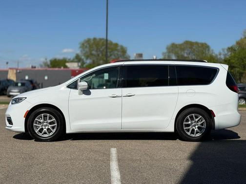 Bright White Clearcoat 2022 Chrysler Pacifica Touring L