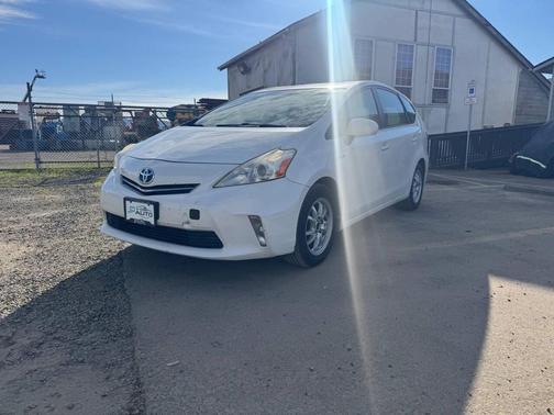 2014 Toyota Prius v Five