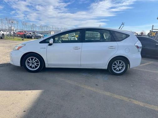 2014 Toyota Prius v Five