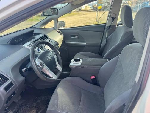 2014 Toyota Prius v Five