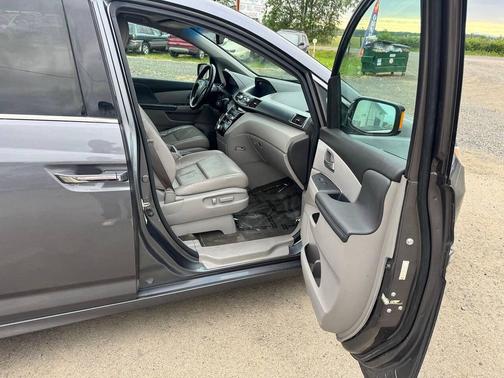 Polished Metal Metallic 2013 Honda Odyssey Touring Elite