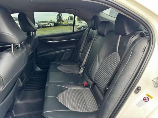 Super White 2018 Toyota Camry SE