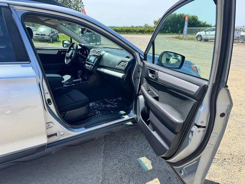 Ice Silver Metallic 2017 Subaru Outback 2.5i Premium