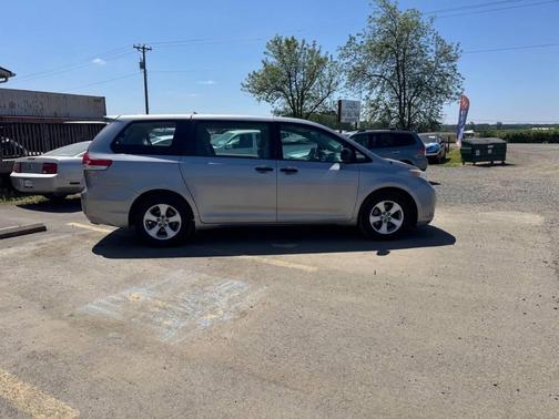 Silver Sky Metallic 2013 Toyota Sienna SE