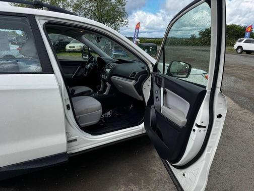 Crystal White Pearl 2016 Subaru Forester 2.5i