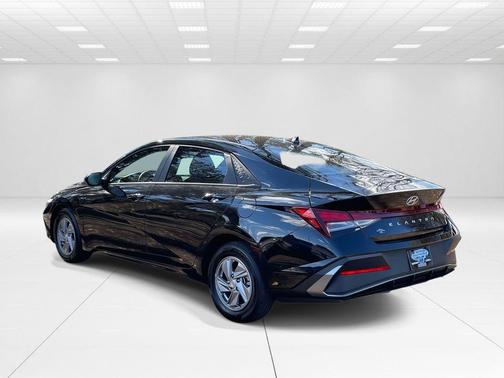 Black 2025 Hyundai ELANTRA SE