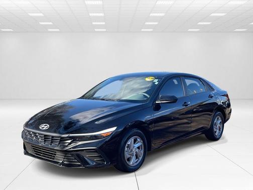 Black 2025 Hyundai ELANTRA SE