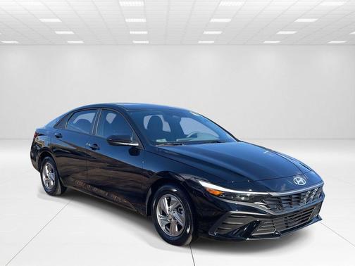 Black 2025 Hyundai ELANTRA SE
