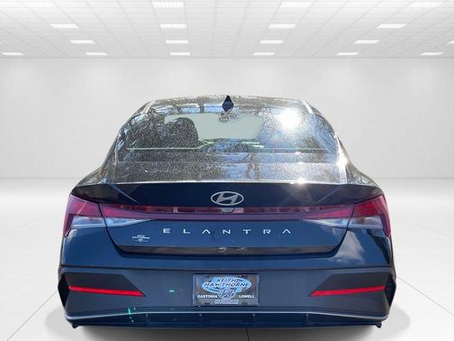 Black 2025 Hyundai ELANTRA SE